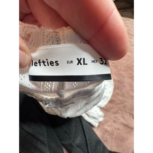 Lefties Women’s Large White Floral Lace Mini Shorts Bow Detail - Cottagecore - Picture 4 of 6